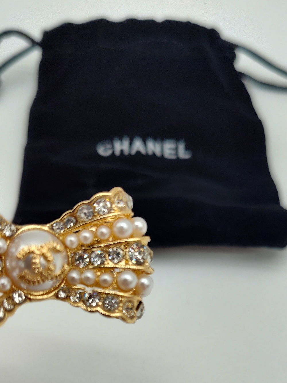 CHANEL CC Pearl Crystal Bow Barrettes Pair Gold Hair Clips 25A France - Picture 6 of 8